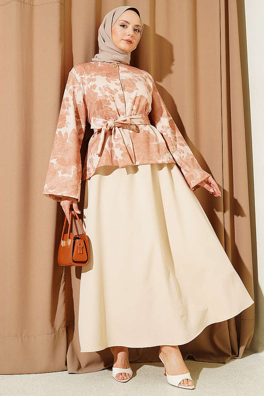 Ensemble deux pièces beige avec jupe double et ceinture à motifs