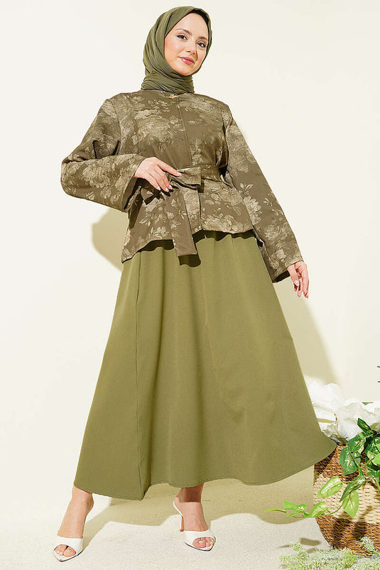 Ensemble deux pièces kaki avec jupe double et ceinture à motifs