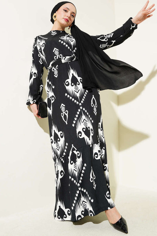 Robe noire à volants et ceinture à motifs