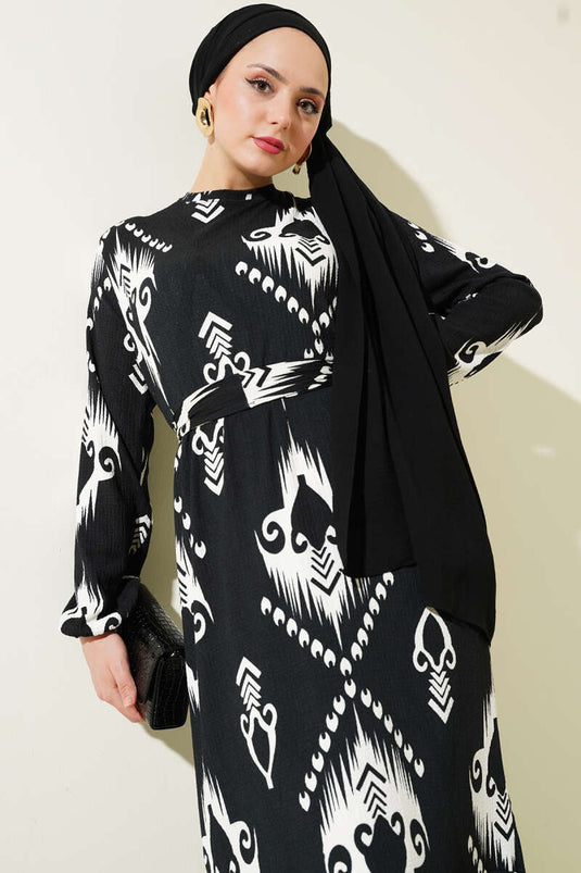 Robe noire à volants et ceinture à motifs