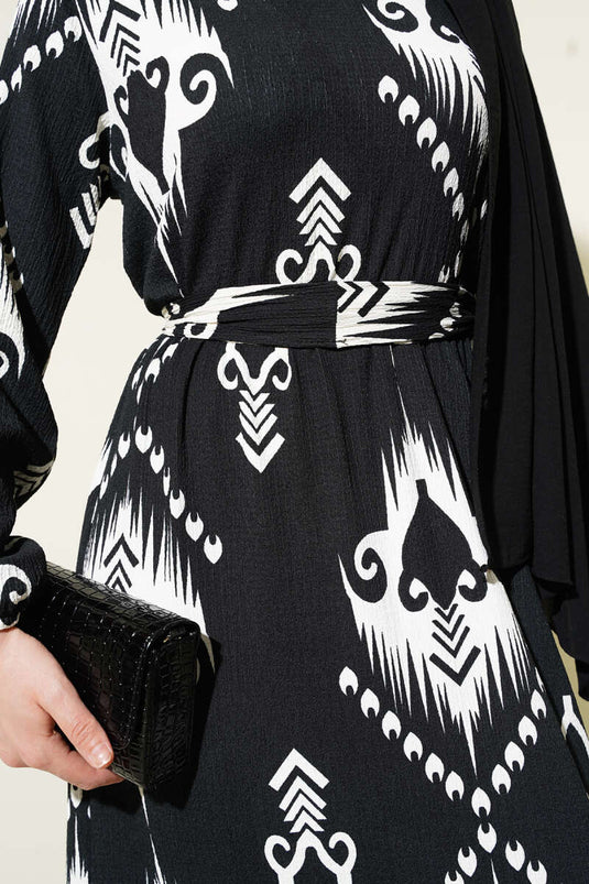 Robe noire à volants et ceinture à motifs