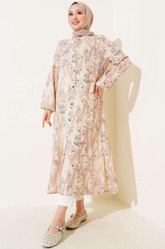 قميص طويل بأزرار معدنية منقوشة، لون لاتيه