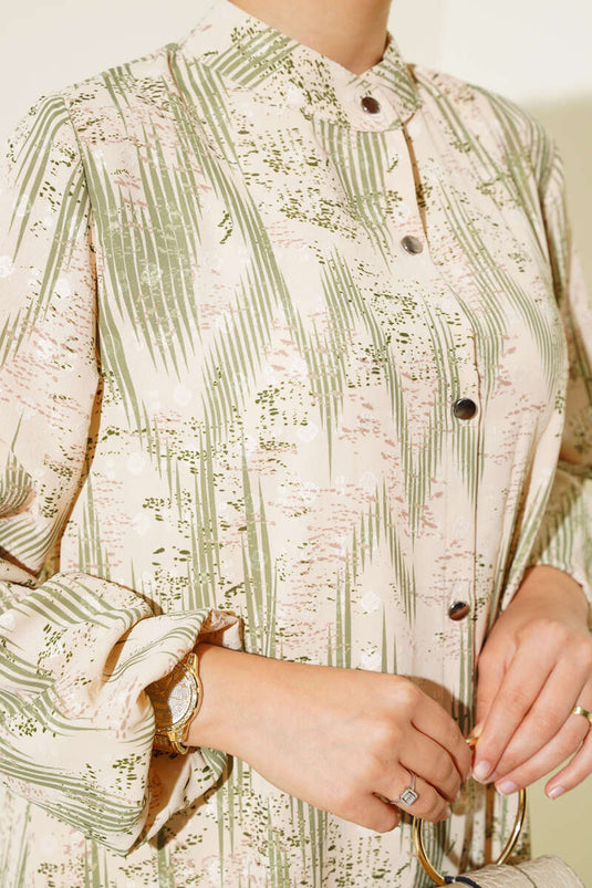 Langes Hemd mit gemusterten Metallknöpfen in Grün