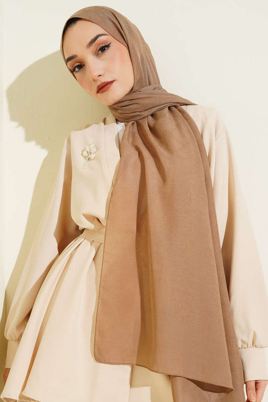 وشاح منقوش بحرف أولي، لون قهوة بالحليب