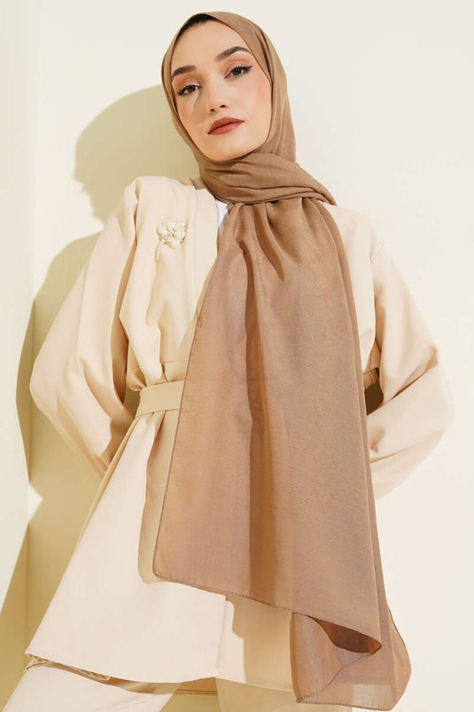 وشاح منقوش بحرف أولي، لون قهوة بالحليب