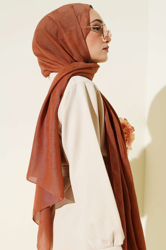 شال منقوش بنقشة الأحرف الأولى، لون بني فاتح