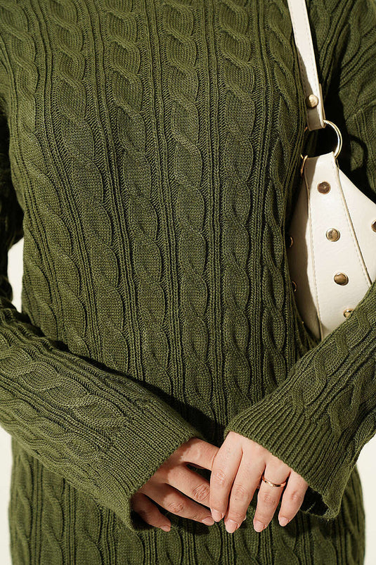 Gemustertes Strickkleid Mit Haarzöpfen In Khaki