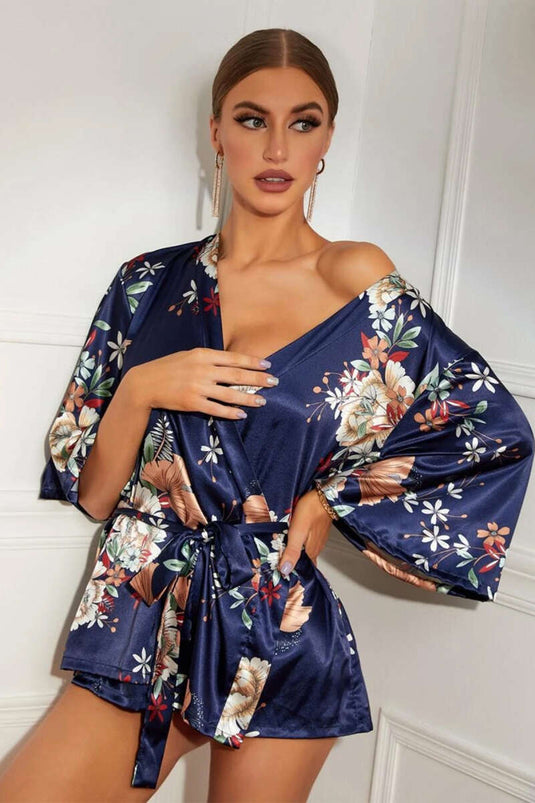 ثوب نوم خيالي من الساتان المنقوش باللون الأزرق الداكن