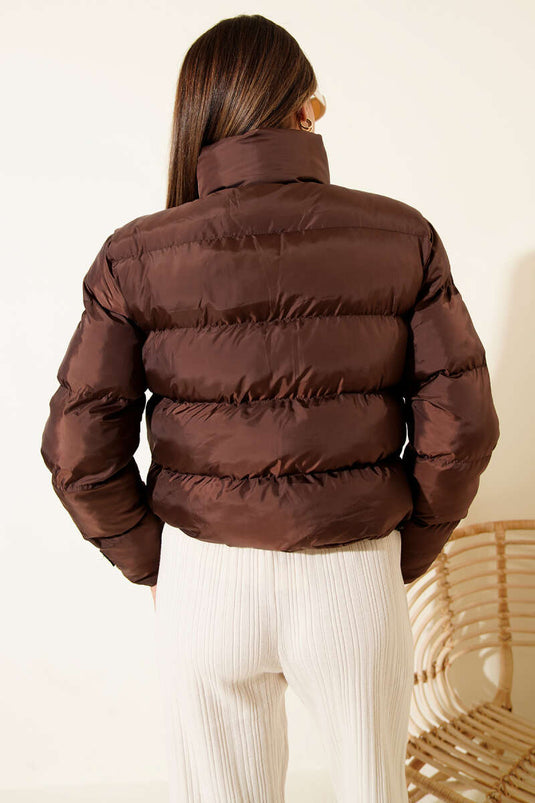 Piumino corto con collo alto e cerniera, marrone