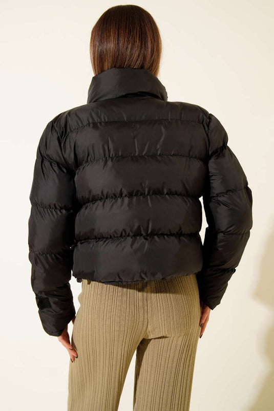 Piumino corto con collo alto e cerniera, nero