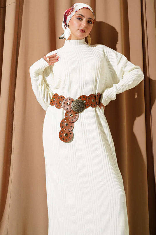 Robe en maille côtelée à col montant écru