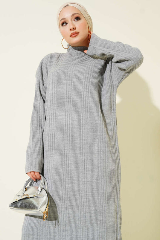 Robe grise en maille côtelée à col montant