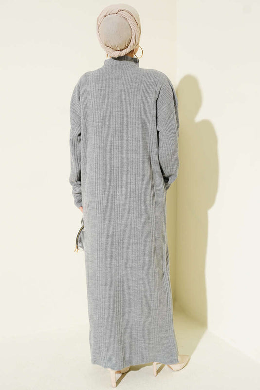Robe grise en maille côtelée à col montant