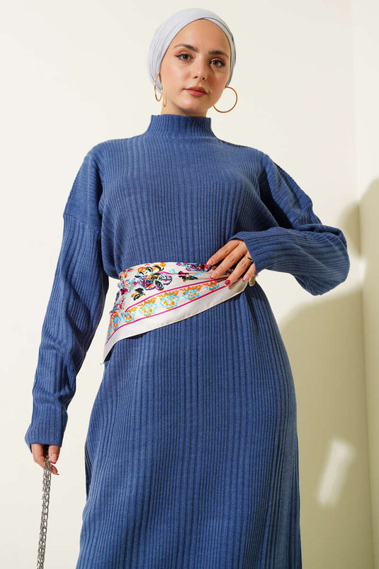 Robe en maille côtelée à col montant indigo