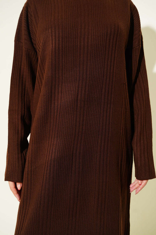 Robe en maille côtelée à col montant marron