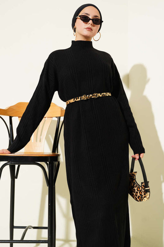 Robe en maille côtelée à col montant noire