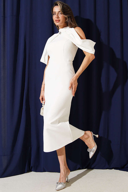 Abendkleid mit hohem Kragen und Umhang-Detail, Ecru