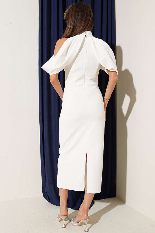Abendkleid mit hohem Kragen und Umhang-Detail, Ecru
