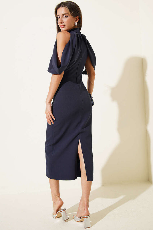 Abendkleid mit hohem Kragen und Umhang-Detail in Marineblau