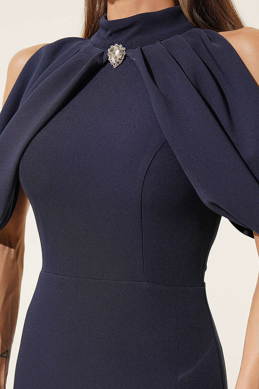 Abendkleid mit hohem Kragen und Umhang-Detail in Marineblau