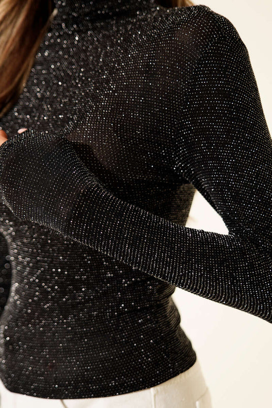بلوزة سوداء لامعة بأكمام طويلة وياقة عالية