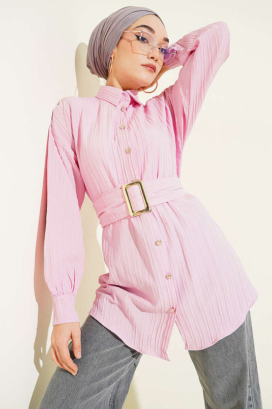 Chemise rayée rose avec ceinture rectangulaire à boucle