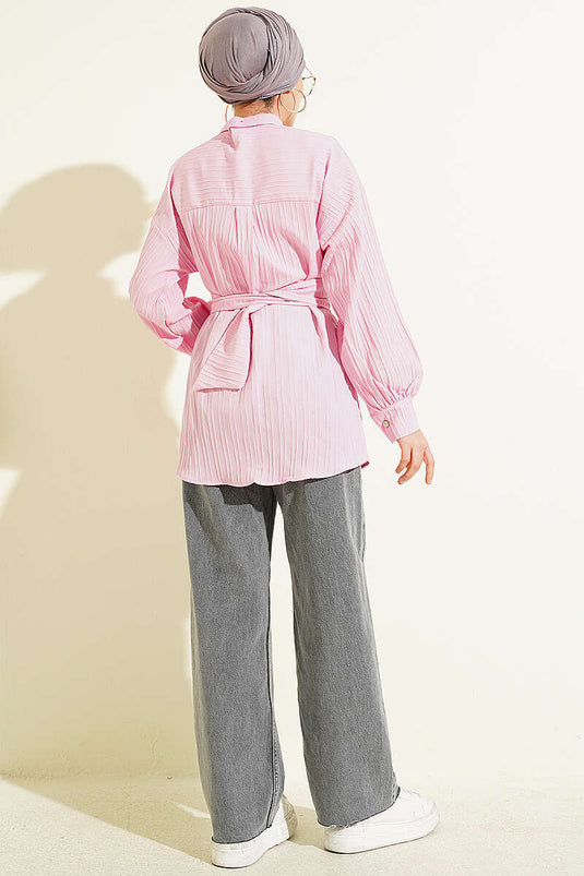 Chemise rayée rose avec ceinture rectangulaire à boucle