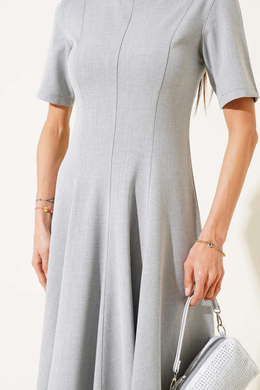 Robe midi grise à manches courtes et détails de surpiqûres