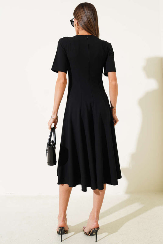 Robe midi à manches courtes avec détails de surpiqûres, noire