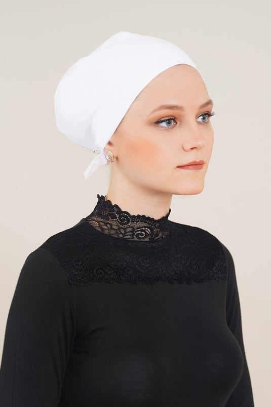 Seamless Model White Bonnet