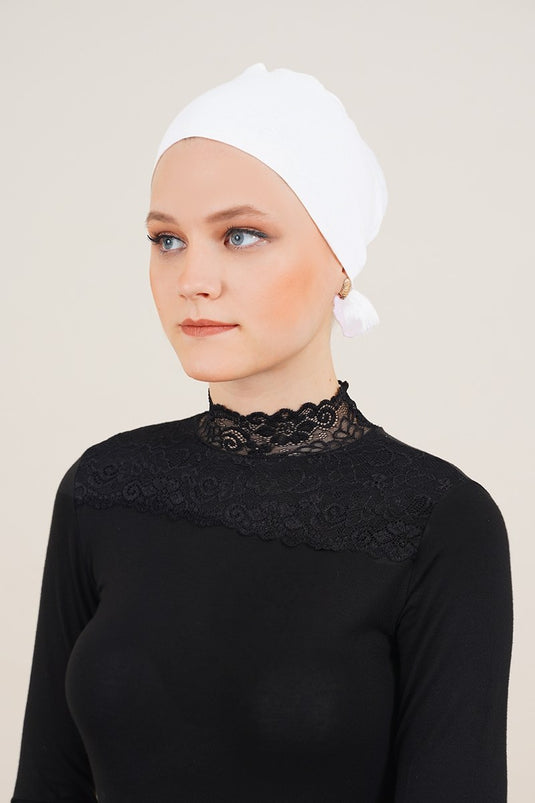 Seamless Model White Bonnet