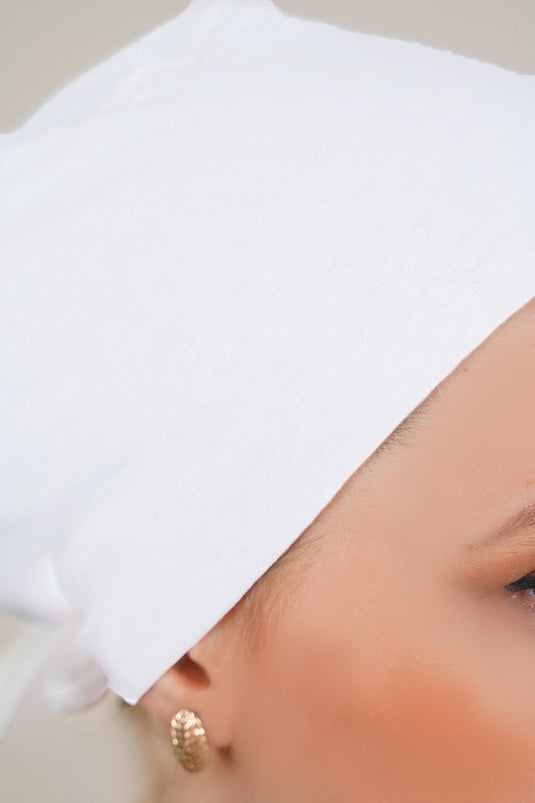 Seamless Model White Bonnet