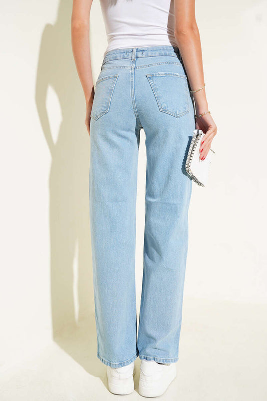 بنطال جينز أزرق فاتح بفتحة ليزرية عند الركبة