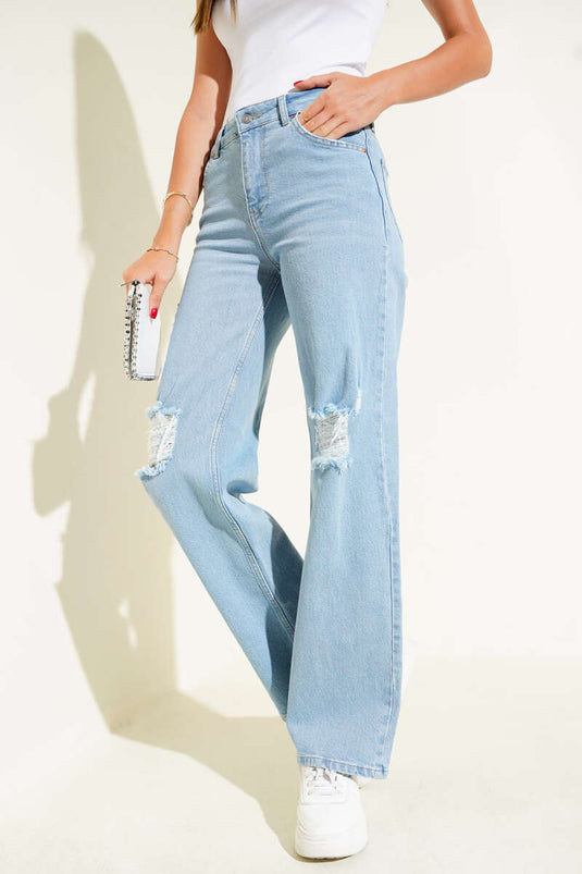 بنطال جينز أزرق فاتح بفتحة ليزرية عند الركبة
