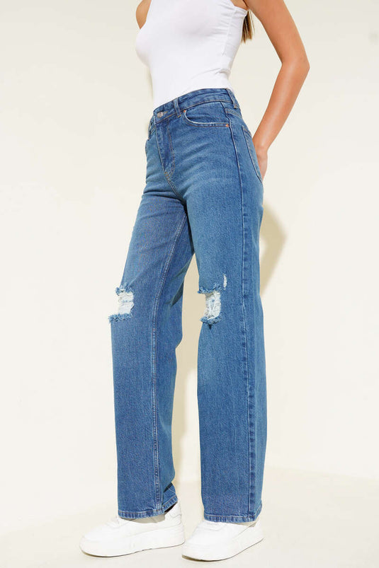 بنطال جينز أزرق بفتحات ليزرية عند الركبة