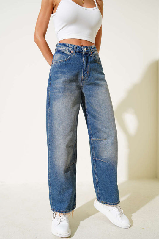 Blaue Jeans mit Abnähern am Knie