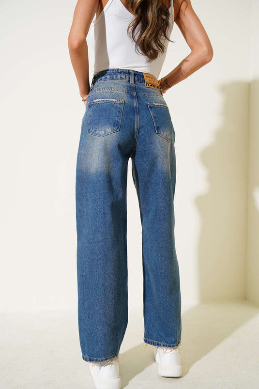 Blaue Jeans mit Abnähern am Knie