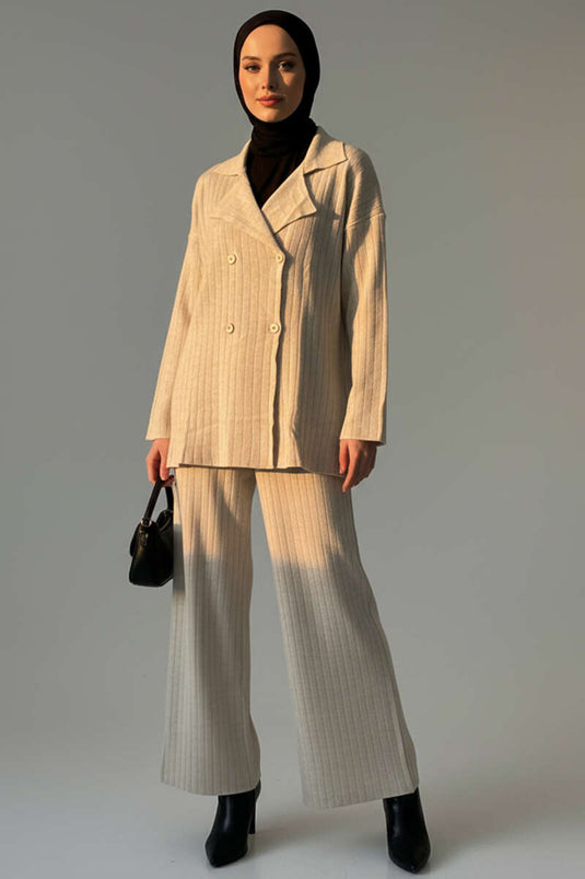 طقم قطعتين محبوك بتفاصيل أربعة أزرار - بيج