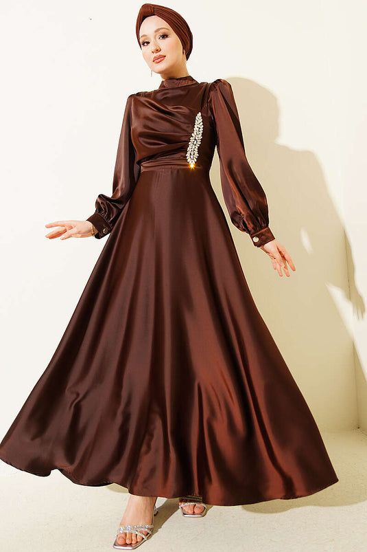 Robe de soirée en satin Drapeli avec pierres sur la poitrine, couleur café