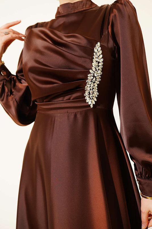 Robe de soirée en satin Drapeli avec pierres sur la poitrine, couleur café