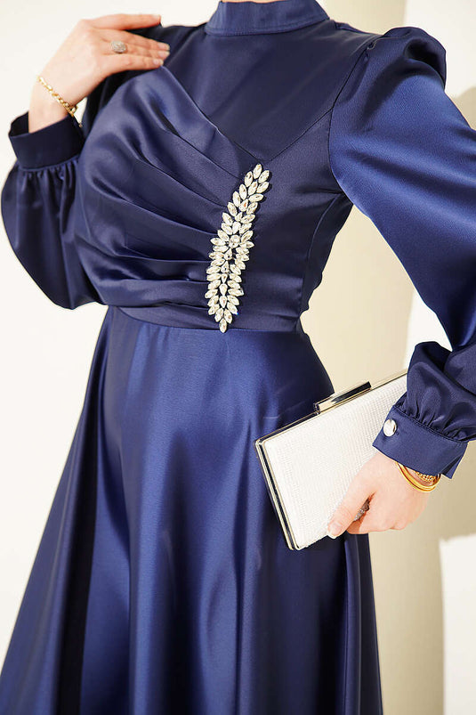 Robe de soirée en satin Drapeli bleu marine avec pierres sur la poitrine