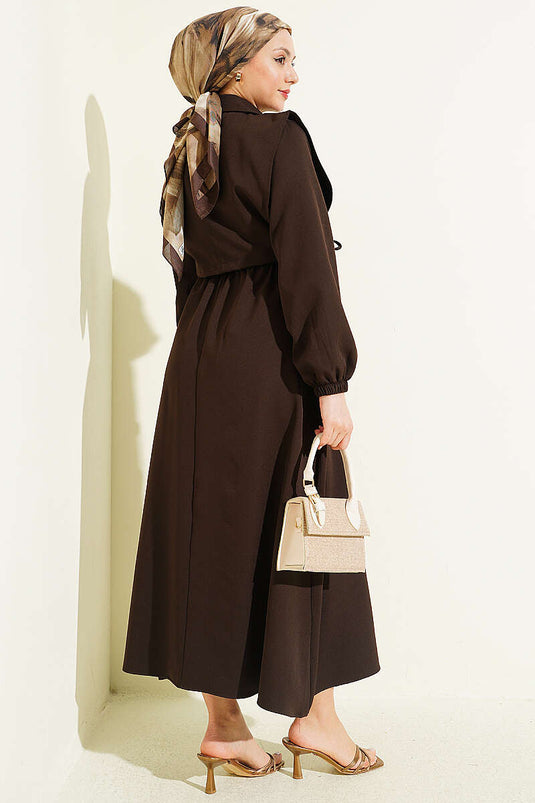 Kleid mit Knöpfen, Bolero und elastischem Bund in Dunkelbraun