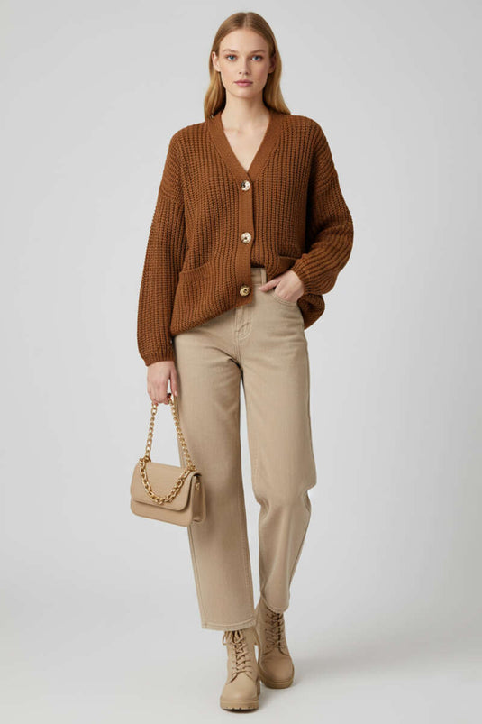 Strickjacke mit Knopfdetail und Tasche in Latte