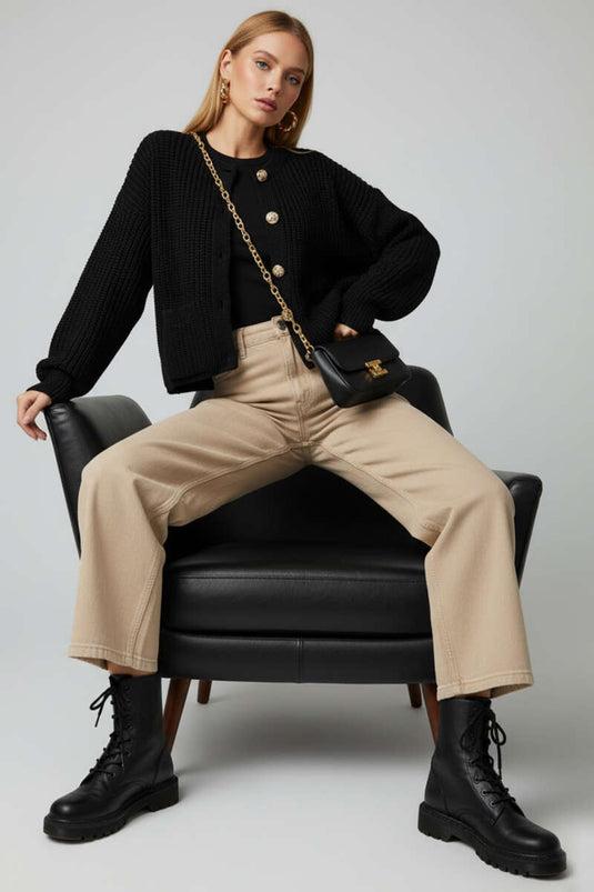 Strickjacke mit Knopfdetail und Tasche in Schwarz