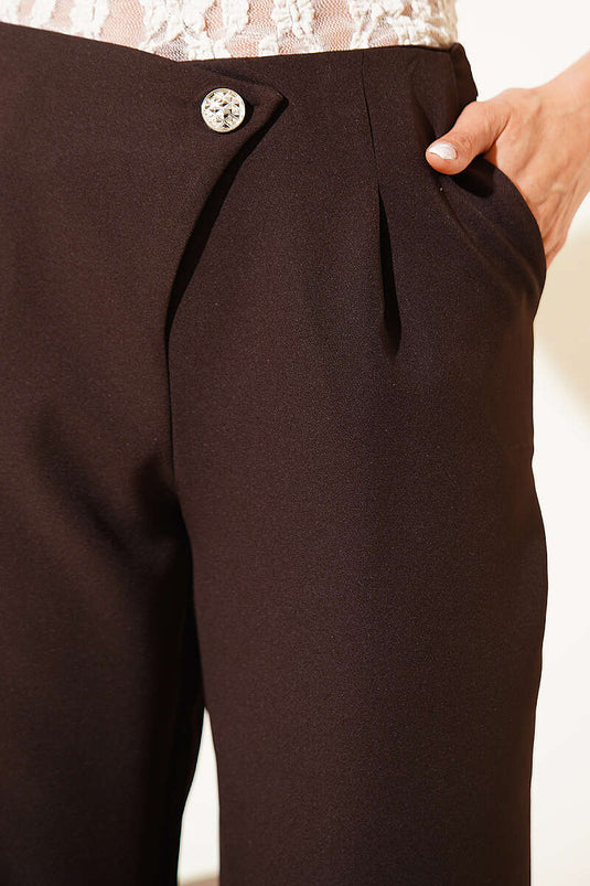 Pantalon à fermeture éclair avec détails de boutons marron