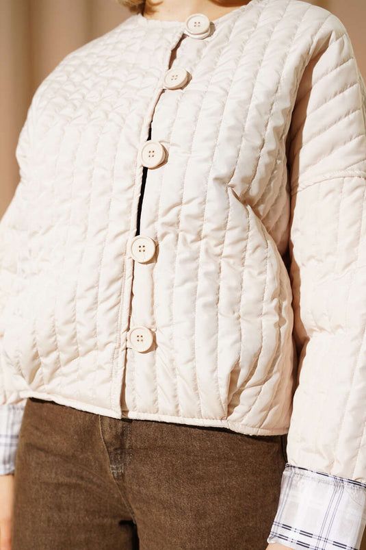 Steppjacke mit Knopfdetails und Stein
