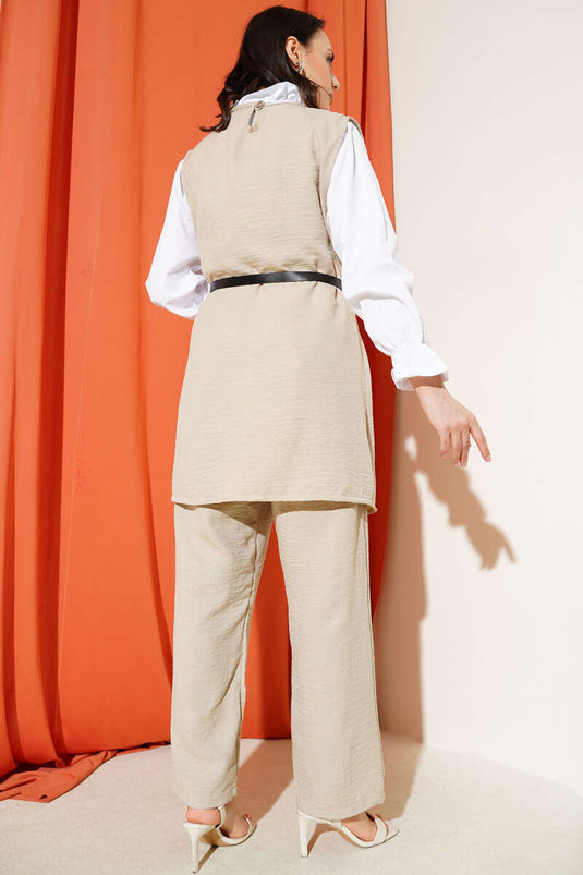 بدلة مكونة من ثلاث قطع بحزام وأزرار، لون بيج