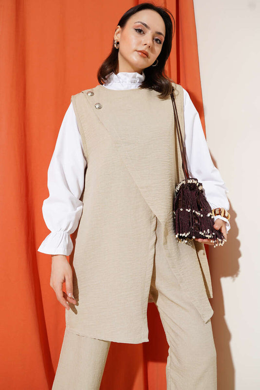 بدلة مكونة من ثلاث قطع بحزام وأزرار، لون بيج