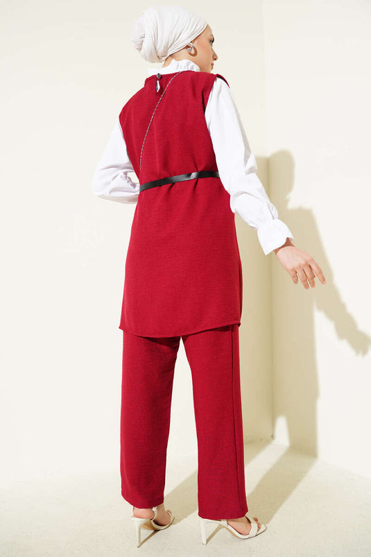 بدلة مكونة من ثلاث قطع بحزام وأزرار باللون الأحمر الداكن