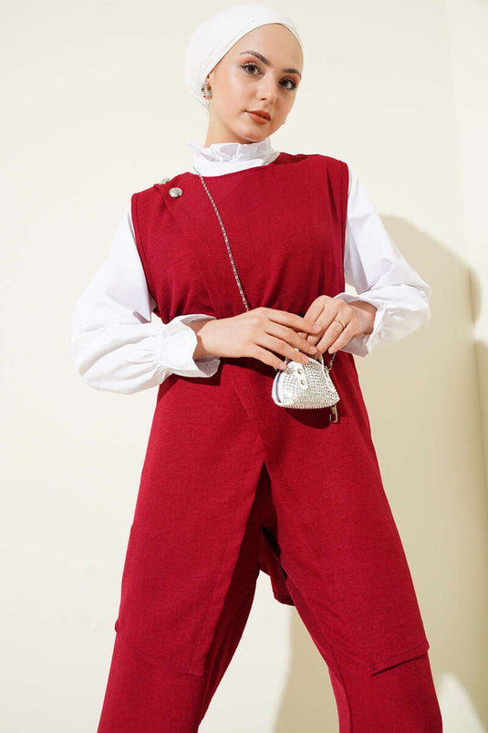 بدلة مكونة من ثلاث قطع بحزام وأزرار باللون الأحمر الداكن
